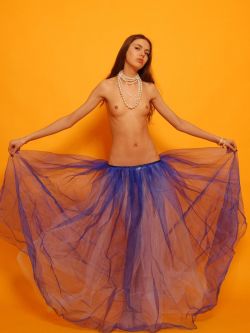 舞蹈美模Alaina橙色背景室拍人体
